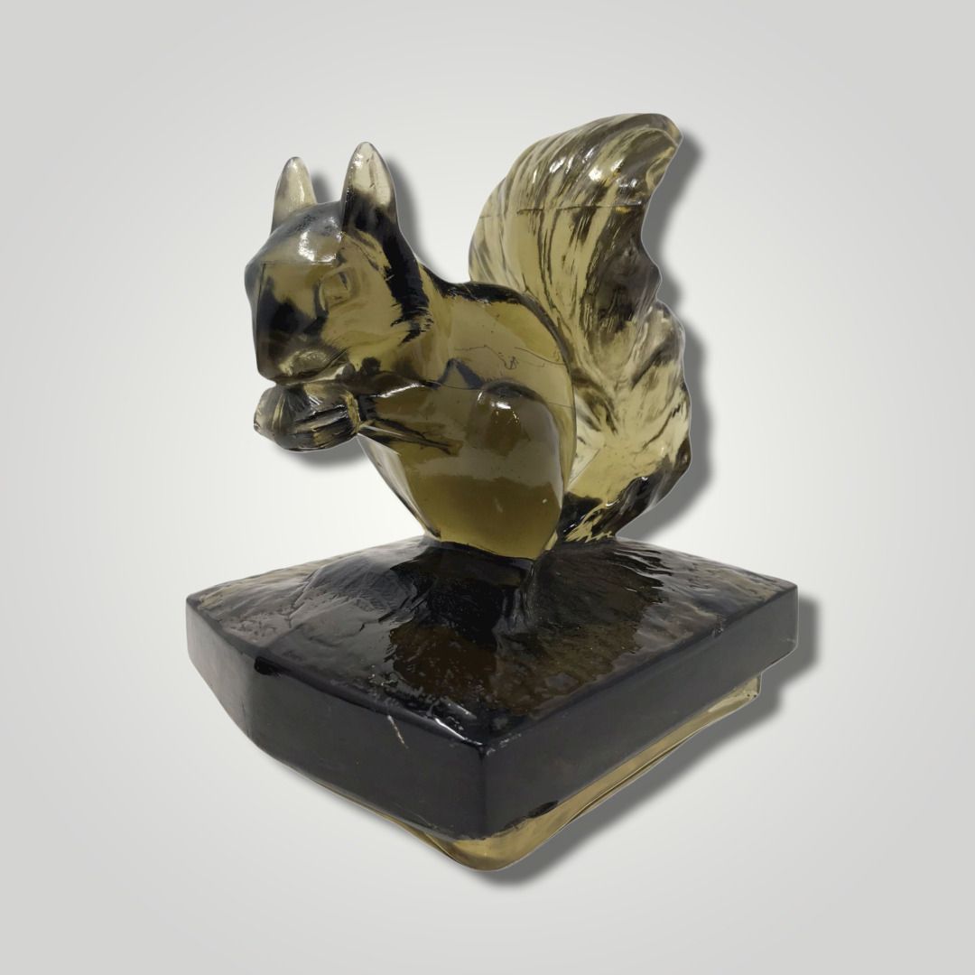 Null VERLYS

Squirrel in green pressed glass

Signed on the terrace "MOUGIN

H. &hellip;