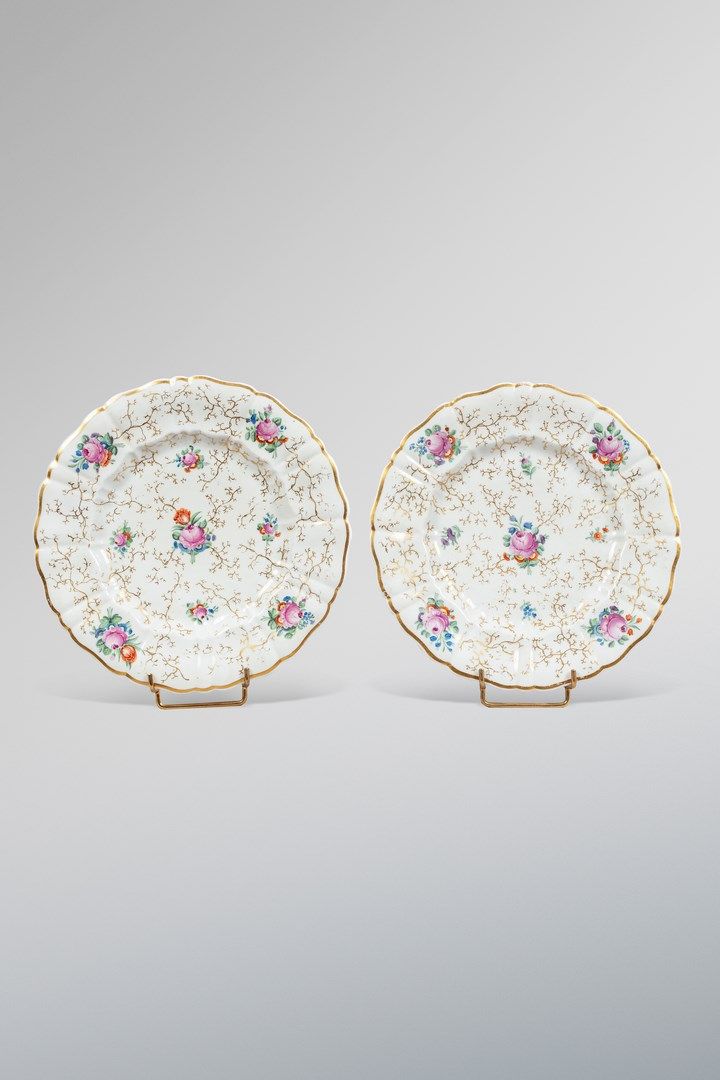 Null PAIR OF PORCELAIN DESSERT PLATES. 

Of round form, with central decoration &hellip;
