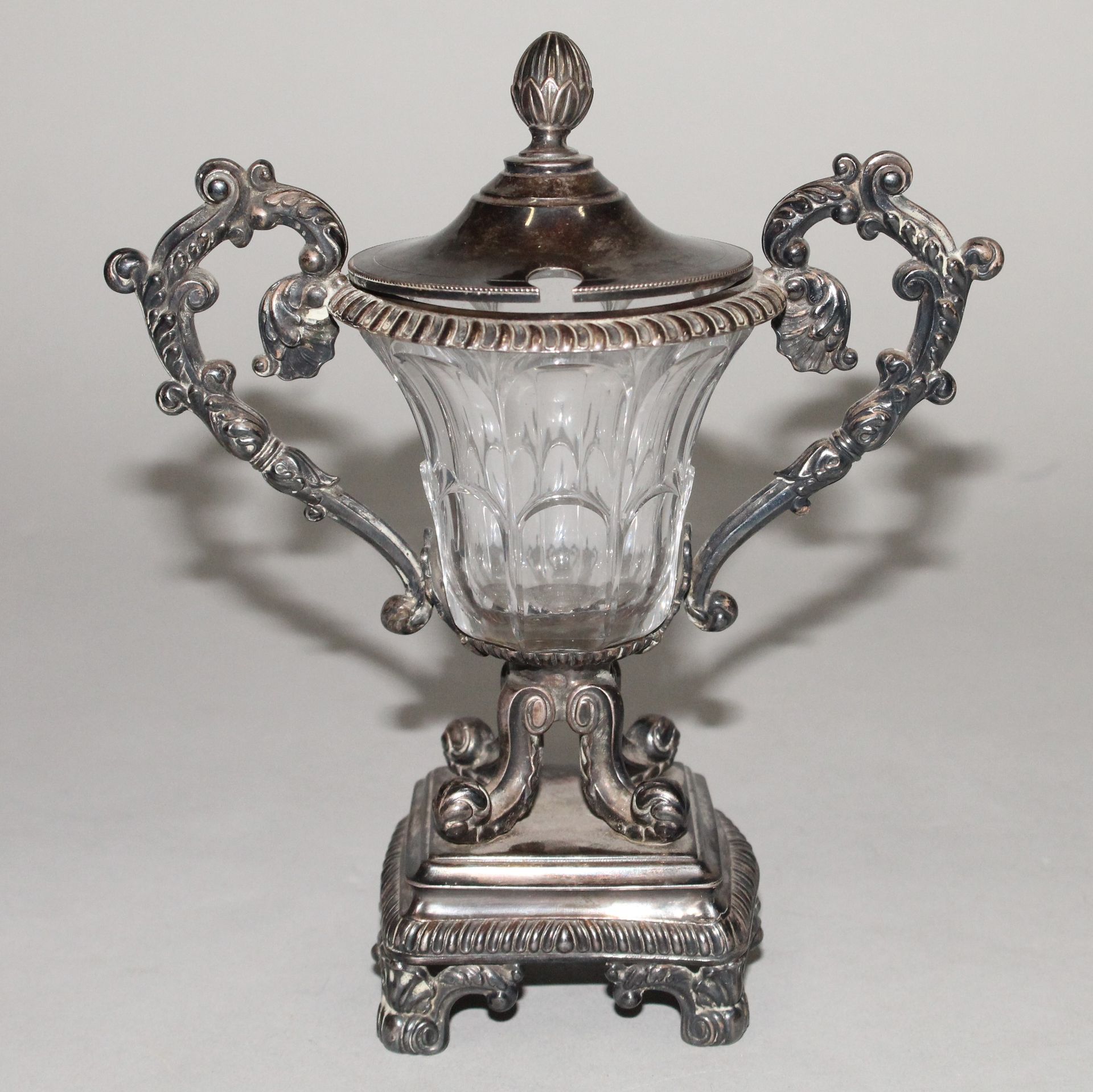 Null Moutardier en argent et verre.

Poinçon « Tête de Michel Ange » 1819 à 1838&hellip;