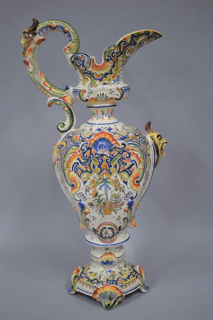 Null Desvres的多色陶器大水壶，带有丰富的 "鲁昂 "龙首、花朵、涡旋和叶子的装饰。

背面有鲁昂-圣米歇尔山装饰的标记 手工制作。

20世纪

高&hellip;