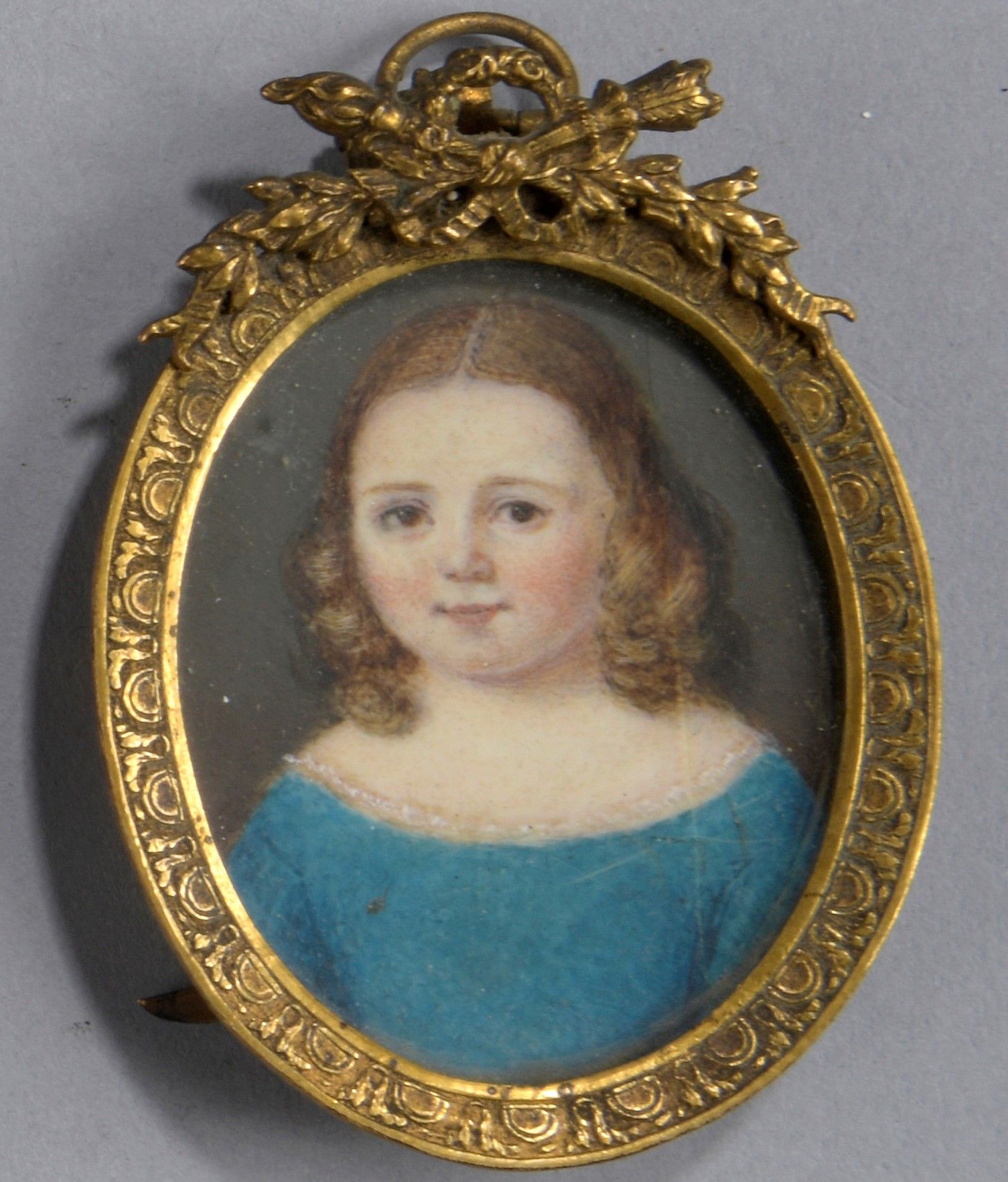 Null 法国学校 19世纪上半叶 

一个棕色头发和蓝色上衣的女孩的肖像。

椭圆形微型画（右侧有垂直裂纹的细微痕迹；小的修复）。

镶金和錾花的金属边框，上&hellip;