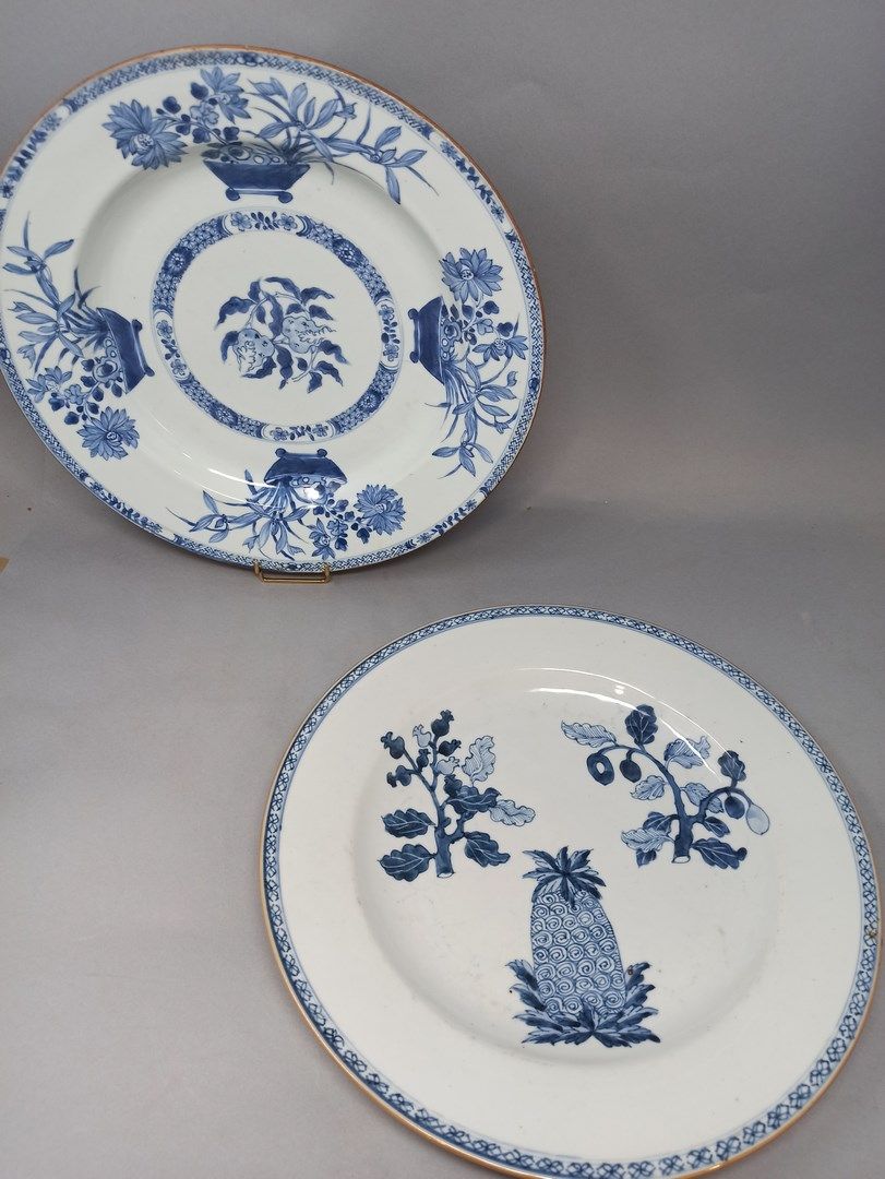 Null Juego de dos platos de porcelana de la Compagnie des Indes con decoración e&hellip;