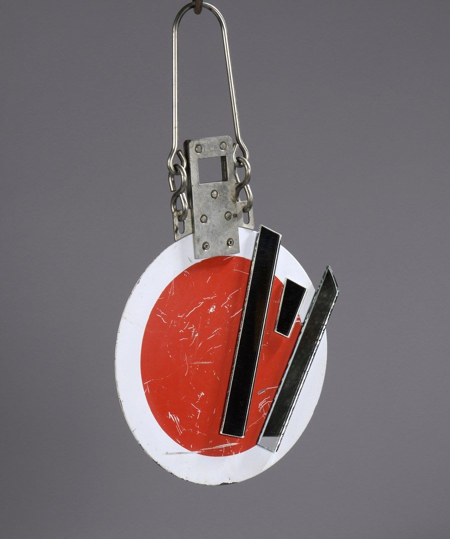 Null 洛特-埃莱娜（生于1962年）

信号

剪下的镜子粘在路标上

背面有签名和标题

直径约为50 x 28厘米