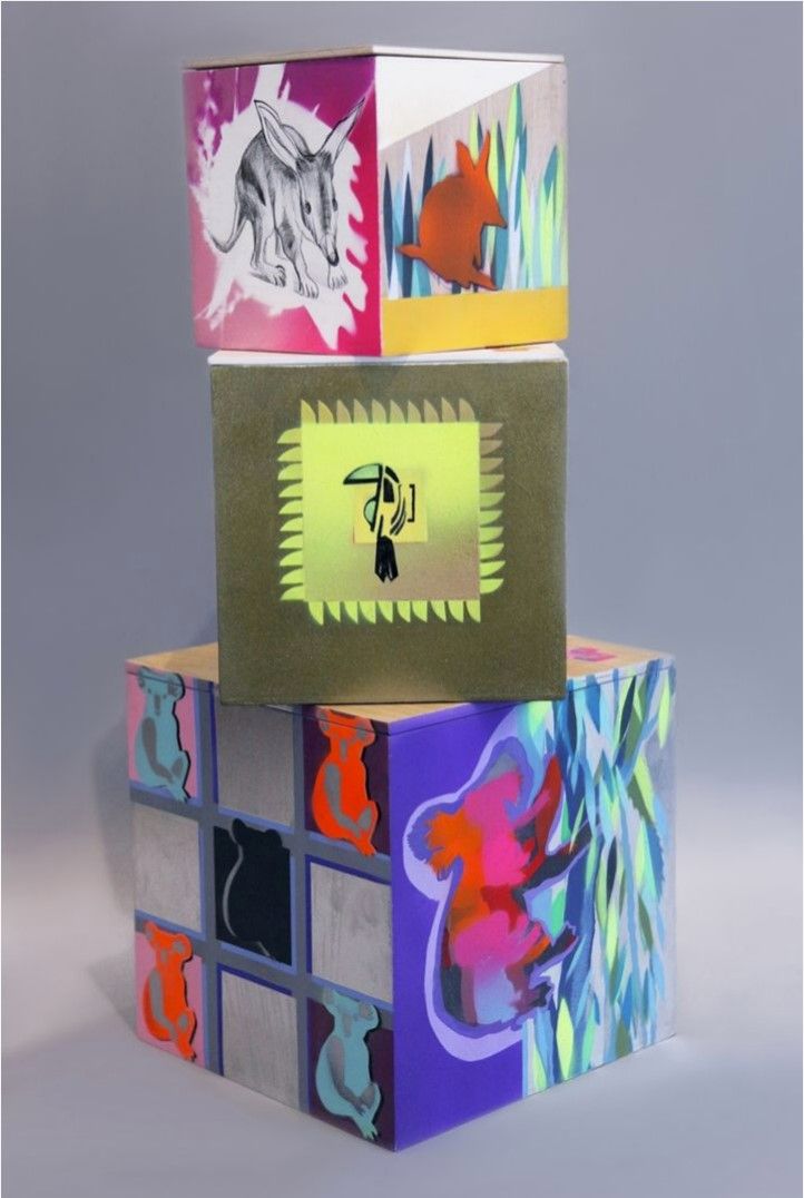 Null 米库拉-艾丽卡 (1988年出生)

毕尔比-图坎-考拉

以濒危物种为主题的三个立方体的柱子，三个混合媒体在木头上。

每幅作品的右下方都有签名

&hellip;