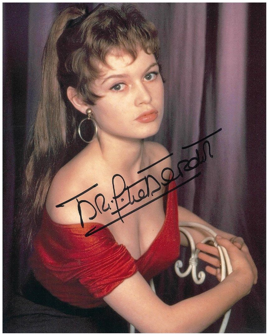 Null Photograph of Brigitte Bardot, signed 

25 x 20 cm 



Provenance: Brigitte&hellip;