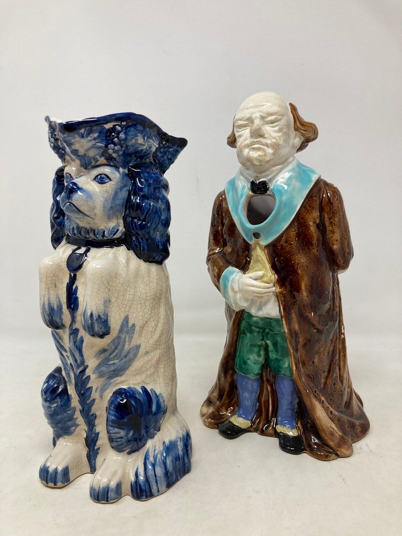 Null 
Ceramica inglese 
Set di due brocche raffiguranti un lord inglese e un can&hellip;