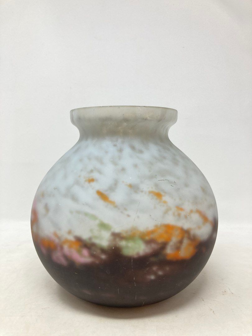 Null Muller, dans le goût de

Vase boule en verre marmoréen. 

Eclats au col.