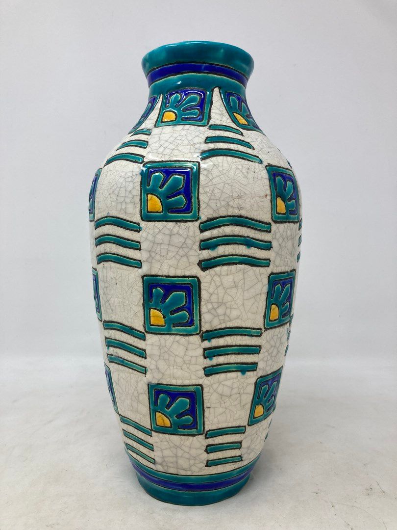 Null Boch 

Vase à fond blanc craquelé et décor géométrique. 

H. : 28cm
