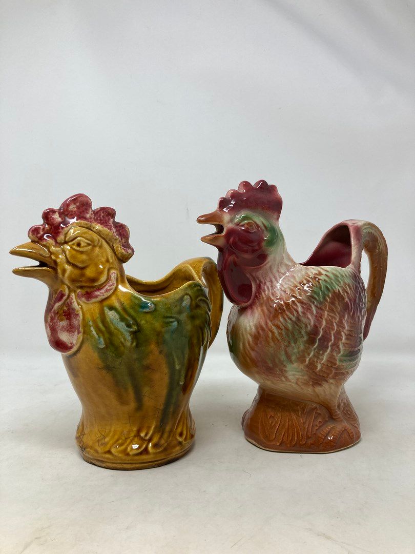 Null Lot of two barbotine pitchers representing two roosters. 

H. 21 and 22cm