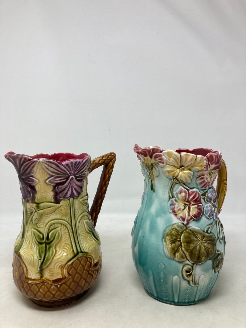 Null Onnaing 

Two pitchers with flowers. 

H. 20cm