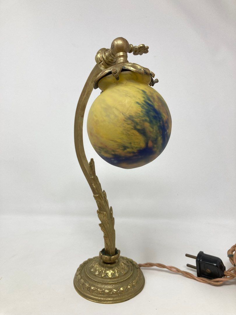 Null Französisches Glas 

Schreibtischlampe aus Bronze mit Akanthusblattdekor, K&hellip;