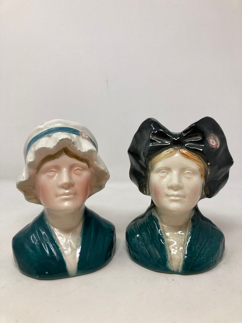 Null 两个多色陶制钱箱，代表两个女人的半身像。

H.15和16厘米