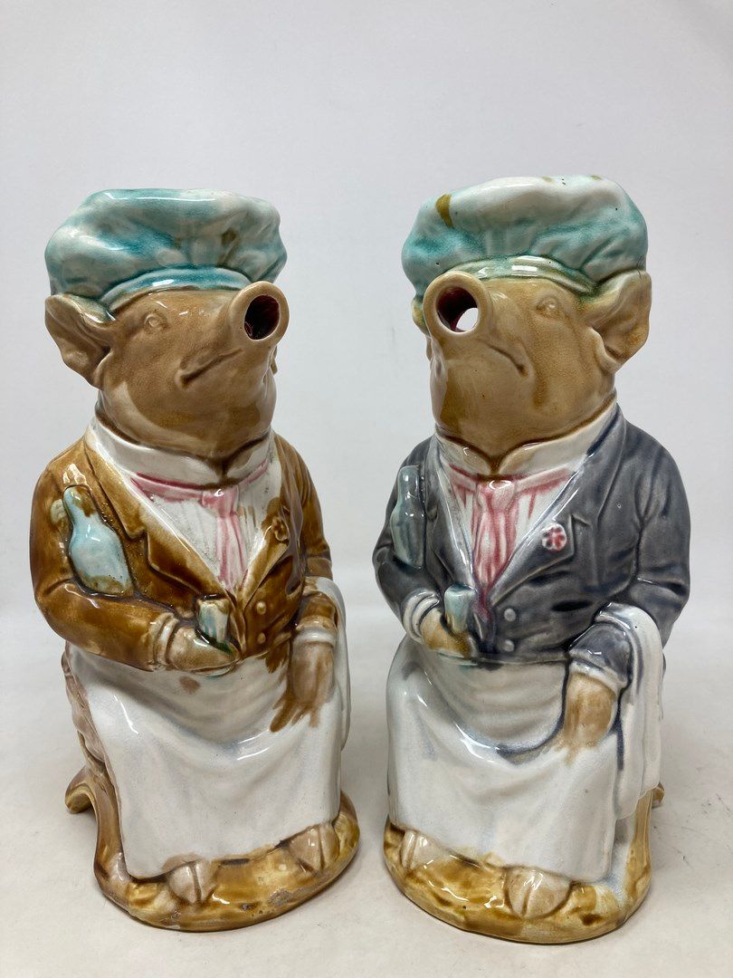 Null Onnaing 

Lot of two jugs pig hotelier. 

H. 26cm