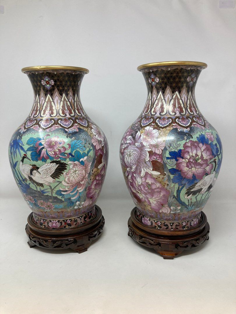 Null 中国，20世纪。

两个景泰蓝花瓶，上面有苍鹭和鲜花。在一个木质底座上。

H.36厘米