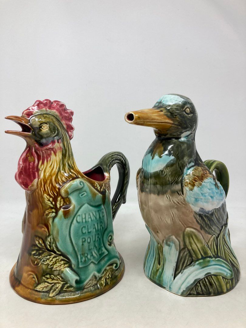 Null Onnaing 

Set di due brocche con gallo e anatra. 

H. 23,5 cm ciascuno