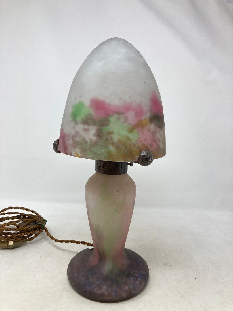Null Muller Frères

Lampe champignon en verre marmoréen rose et vert sur fond bl&hellip;