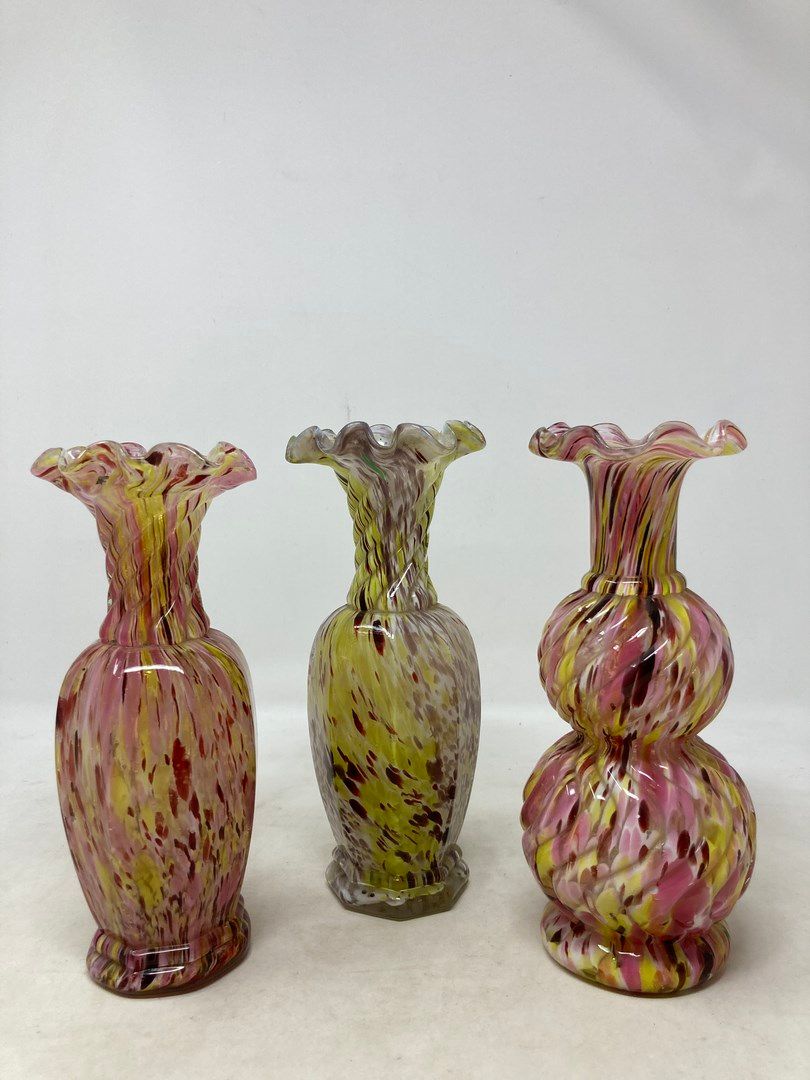 Null Clichy 

Set of three glass soliflores vases. 

H. 19 cm each