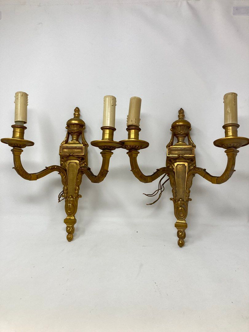 Null Paire d'appliques à deux bras de lumières en bronze doré à décor de trophée&hellip;