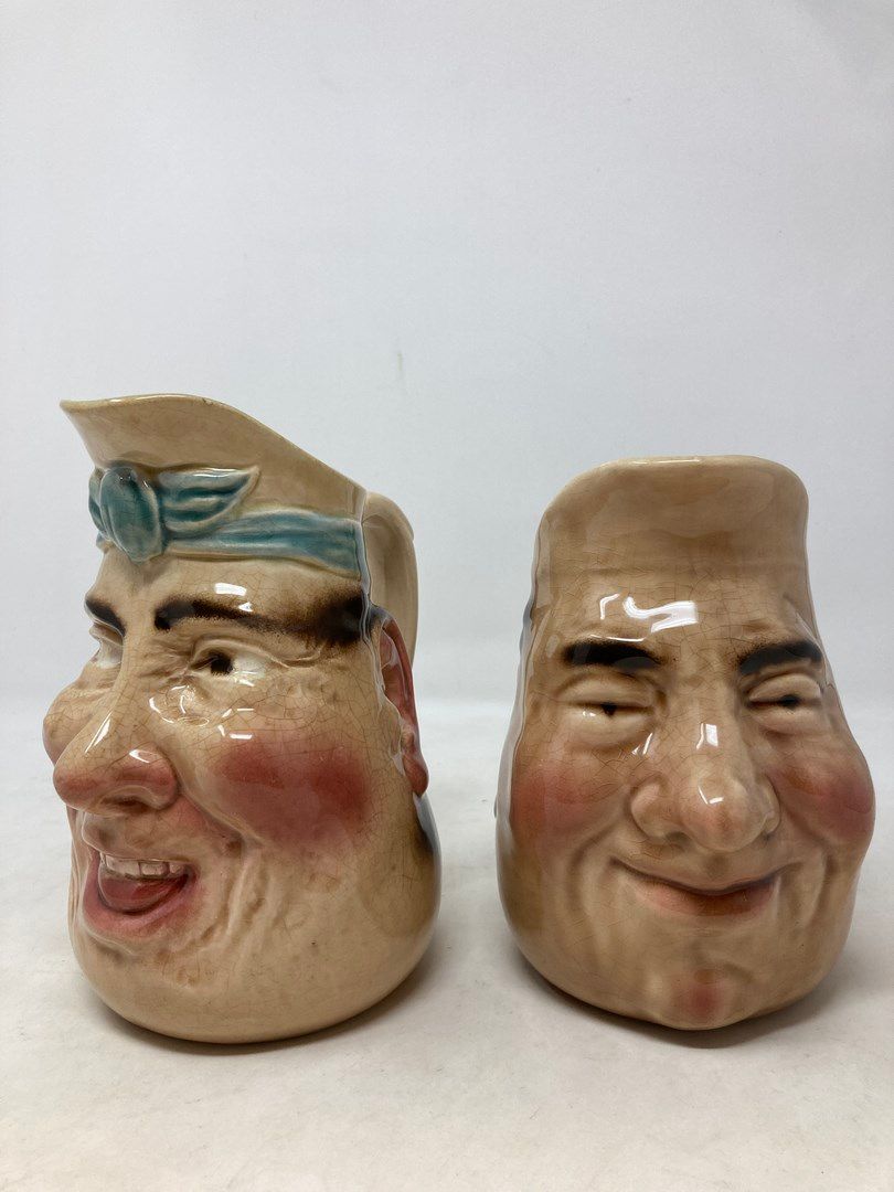Null Sarreguemines 

Lot of two grotesque pitchers. 

H. 16 and 18cm