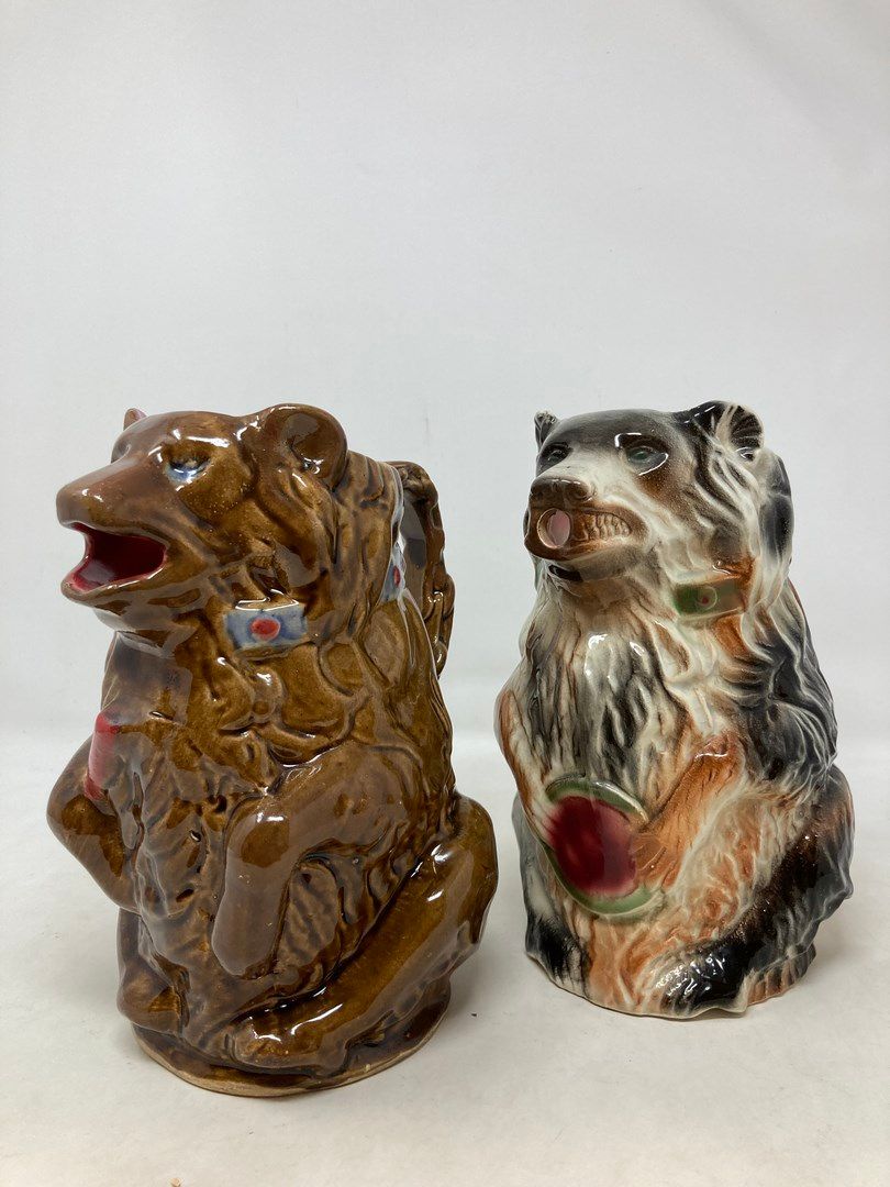 Null Conjunto de dos jarras de barbotina que representan un oso con una panderet&hellip;