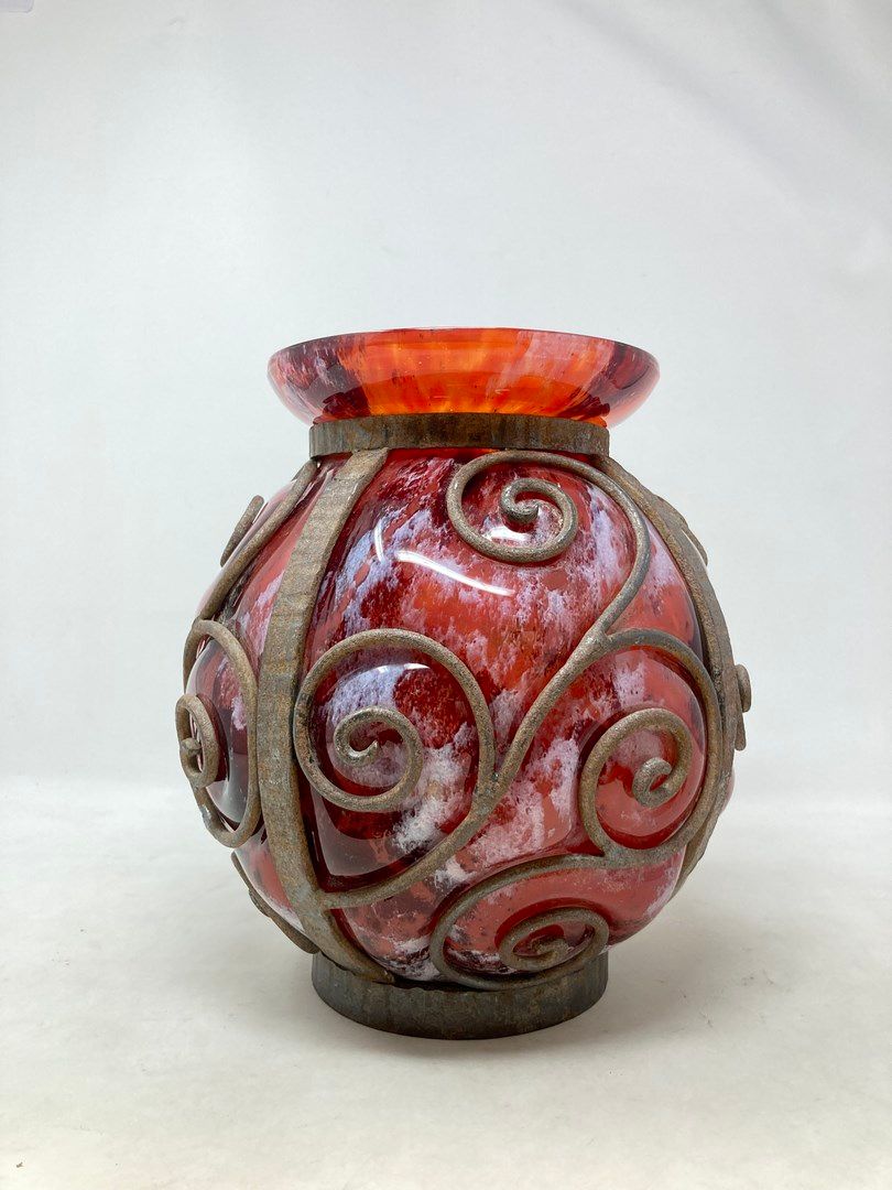 Null 灰色斑点的红色玻璃球花瓶，置于交错的锻铁框架内。

H.25厘米