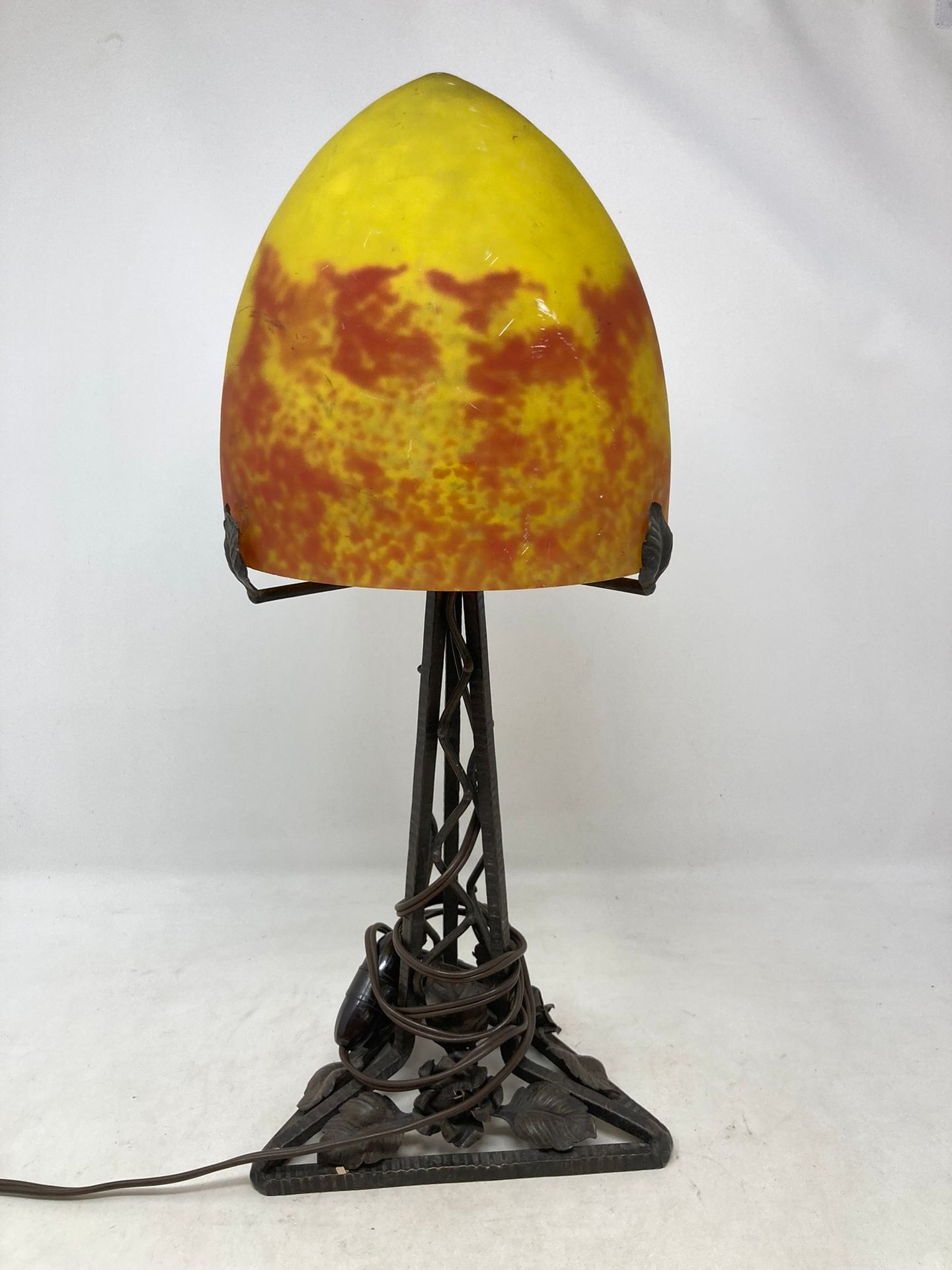 Null 大的橙色和黄色狨猴玻璃蘑菇灯，在一个带花饰的锻铁底座上。

H.46厘米