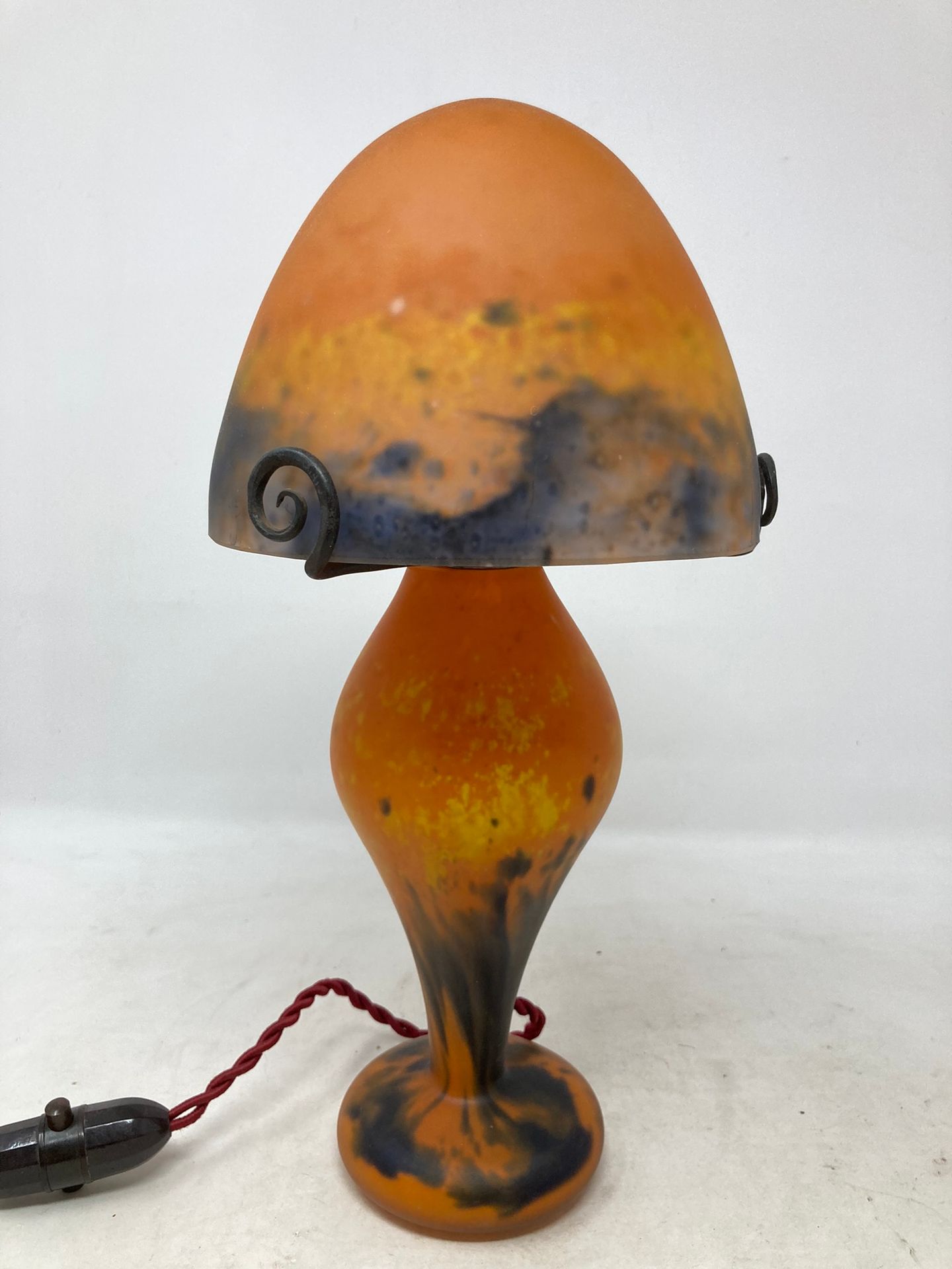 Null Lámpara de hongos en vidrio marmorizado naranja. 

Rastro de firma ilegible&hellip;