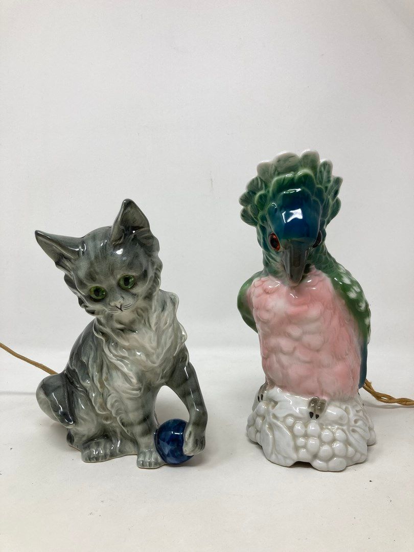Null Ein Paar Nachtlichter aus polychromem Steingut, die eine Katze und einen Pa&hellip;