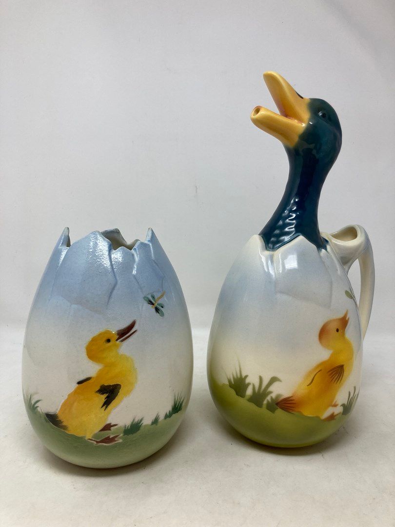 Null 圣克莱门特

苦艾酒壶上有一只鸭子和一个代表孵化蛋的花瓶。

H.32和19厘米。