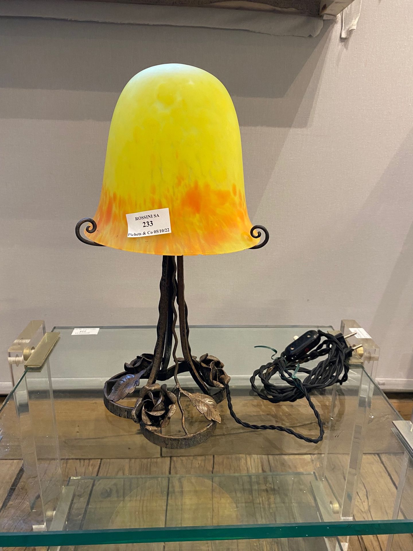 Null Lampe en verre marmoréen jaune et orange sur son pied en fer forgé à décor &hellip;