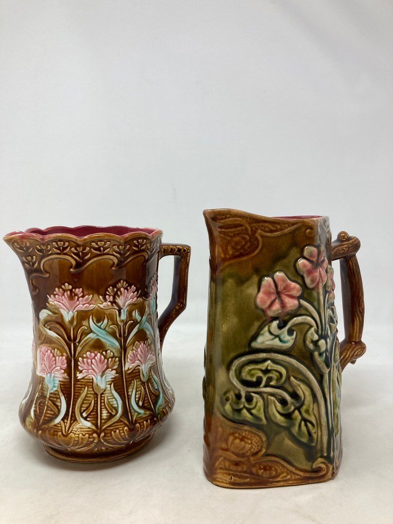 Null Onnaing 

Two pitchers with flowers. 

H. 18 and 19.5cm