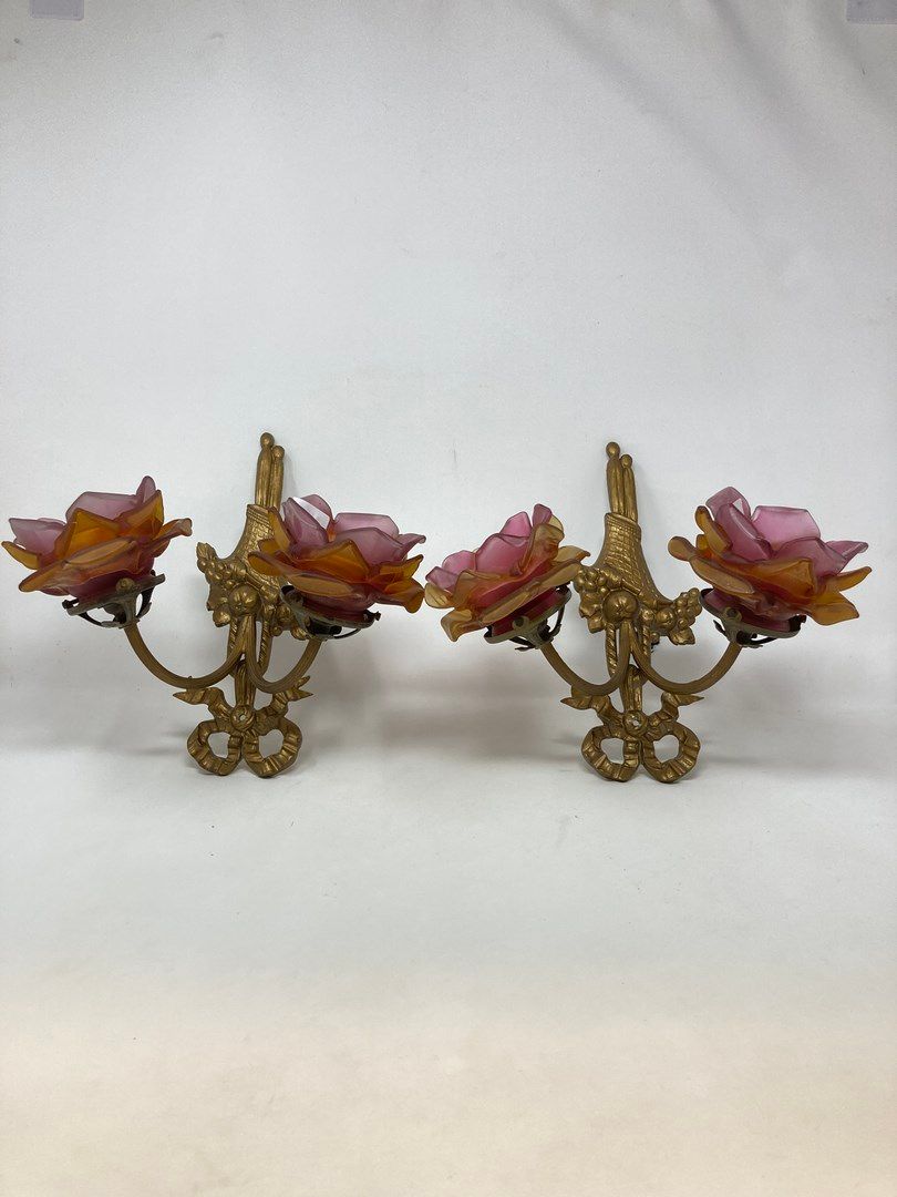 Null Paar Wandleuchten aus vergoldeter Bronze mit Blumenkorbdekor, Tulpen aus Gl&hellip;