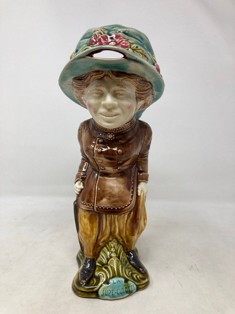 Null Onnaing 

Pitcher Skirt with green hat. 

H. 32cm