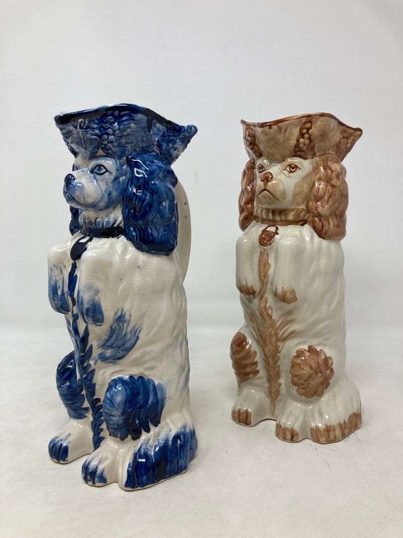 Null Ceramica inglese 

Set di due brocche raffiguranti cani. 

H. 25 cm ciascun&hellip;