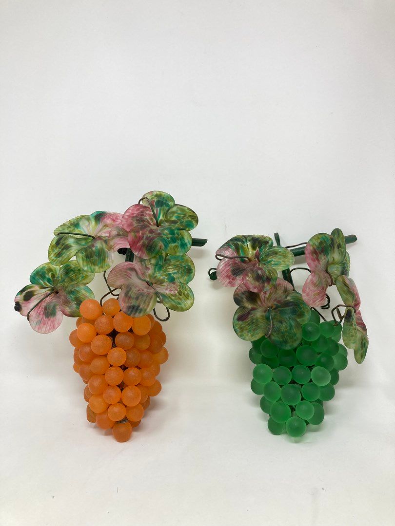Null Murano 

Pair of glass sconces with orange and green grapes.

H. 25cm