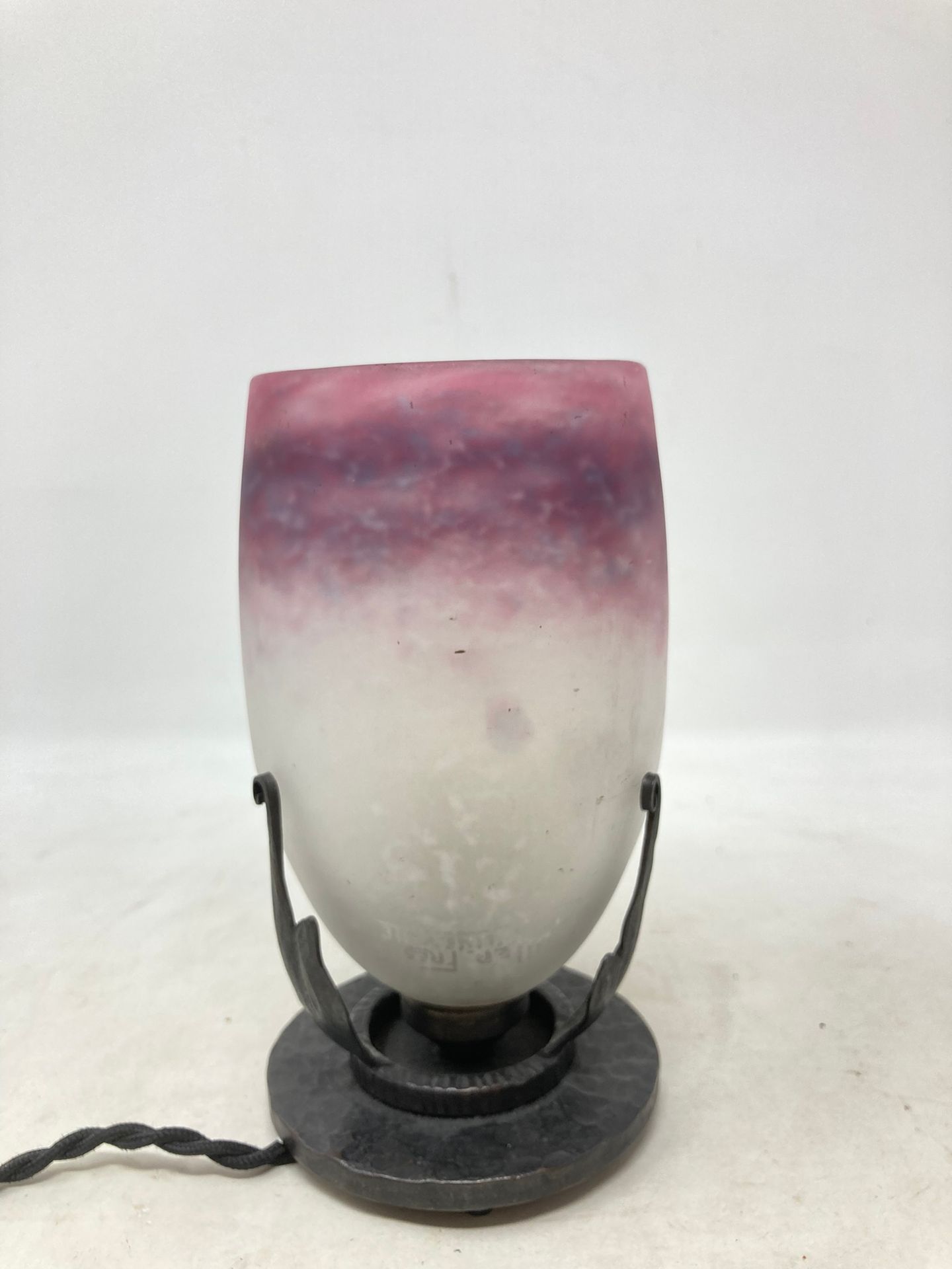 Null Muller Frère

Night light in white and pink marbled glass on a wrought iron&hellip;