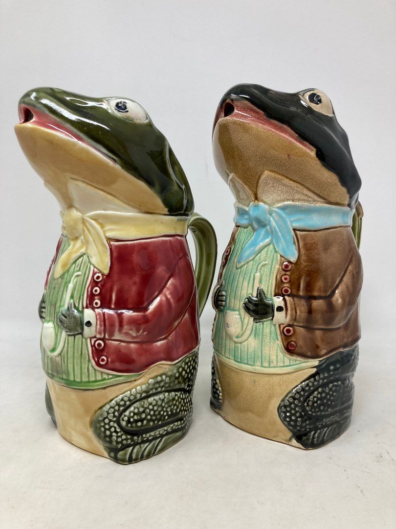Null Fives Lille 

Pitcher frogs brown and red jacket. 

H. 26cm