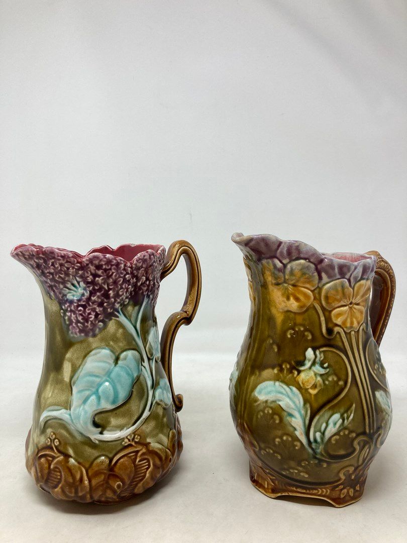 Null Onnaing 

Two pitchers with flowers. 

H. 20cm each