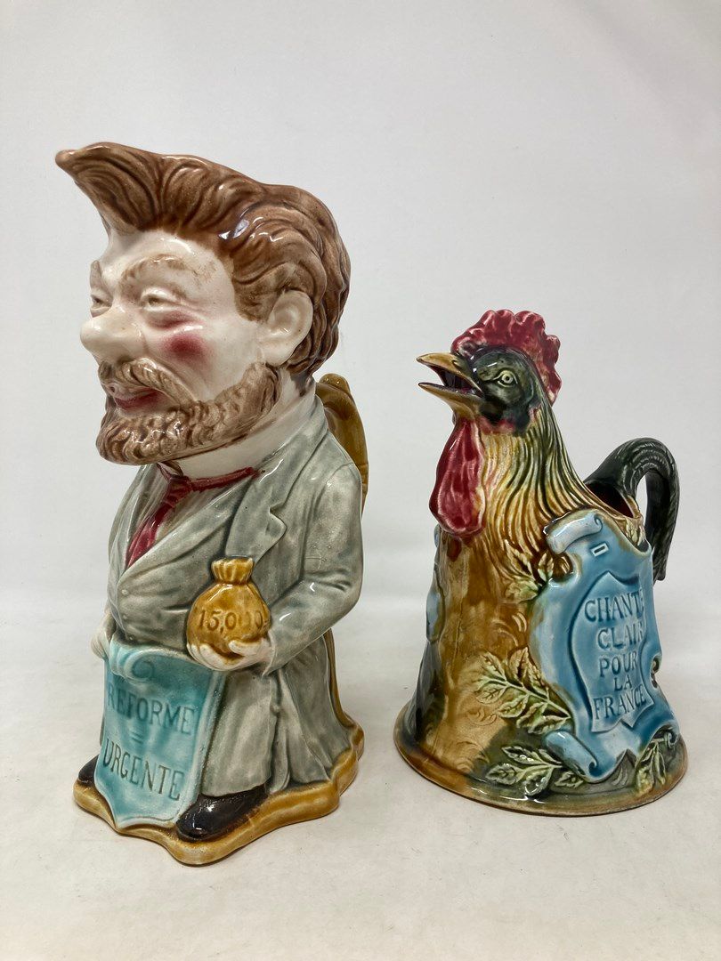 Null Onnaing 

Lotto di due brocche con gallo e riforma urgente.

H. 23 e 28 cm