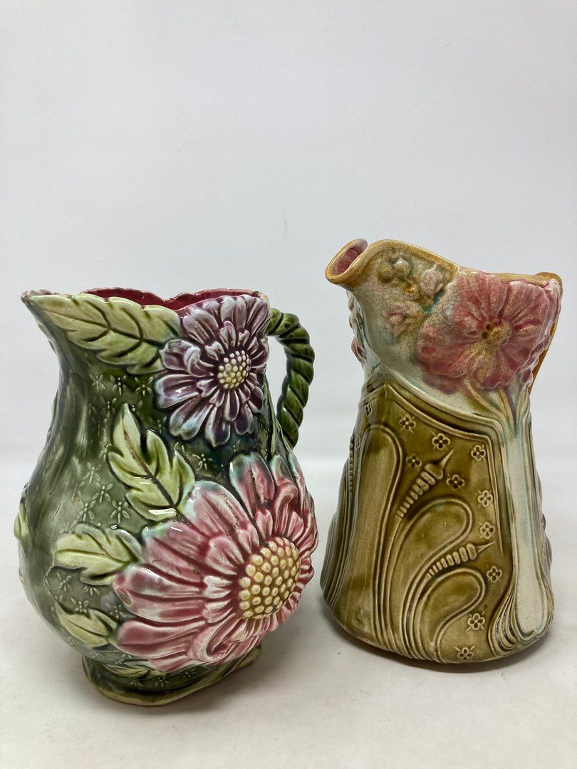 Null Onnaing 

Set of two flower jugs 

H. 18 and 20 cm
