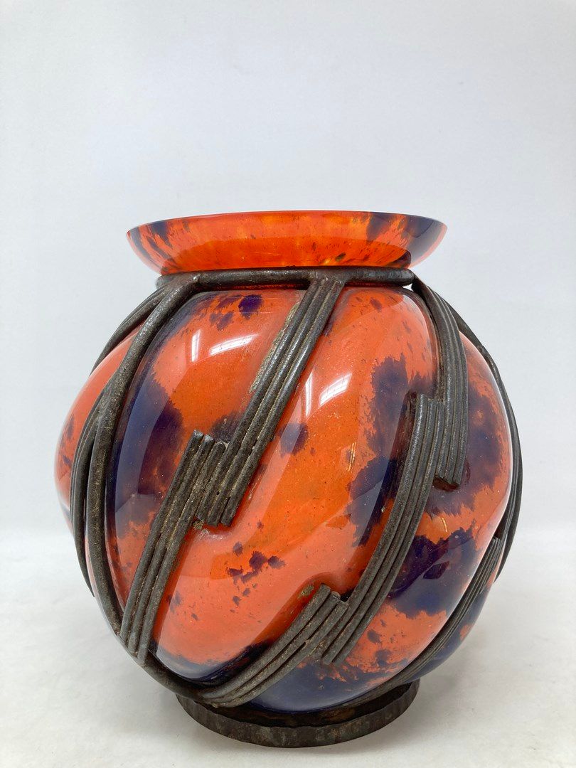 Null Glass ball vase with wrought iron frame. 

Big crack
