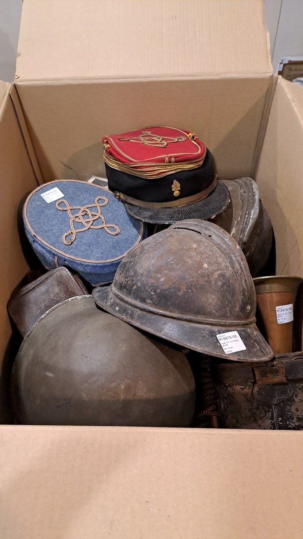 Null 军用品控制器



* 两个阿德里安头盔:

- 1915年款，带步兵徽章，带着它的皮革和颏带（破损，丢失）。缺少一个铆钉。

- 1926年款，有炮&hellip;