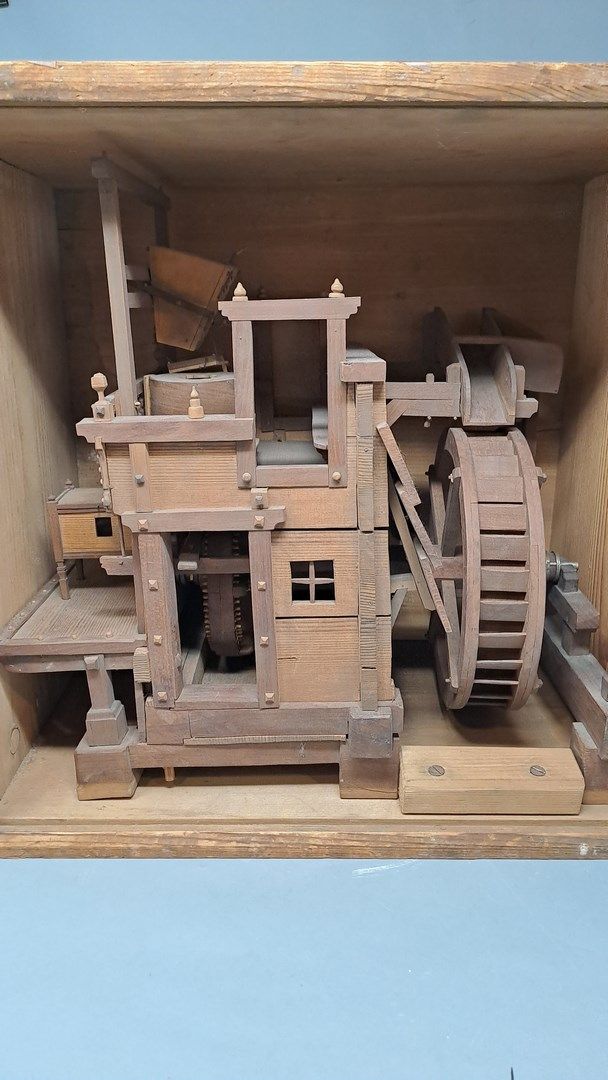 Null 
Holzmodell einer Wassermühle, Meisterarbeit von Leopold Ernst, in einer Tr&hellip;