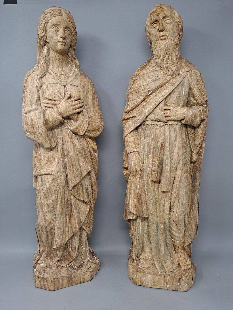 Null Paire de statues en bois découpé et sculpté représentant la Sainte Vierge e&hellip;