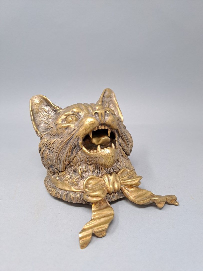 Null Encrier figurant une tête de chat feulant en bronze à patine dorée, la gueu&hellip;