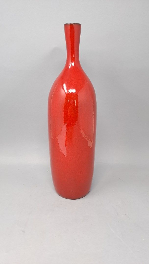 Null PAYEN Jean (1928-2012)归于

陶瓷瓶，颈部略微弯曲的管状，外面完全是红色的珐琅，里面是黑色的。

无符号。

高度：33.20厘&hellip;