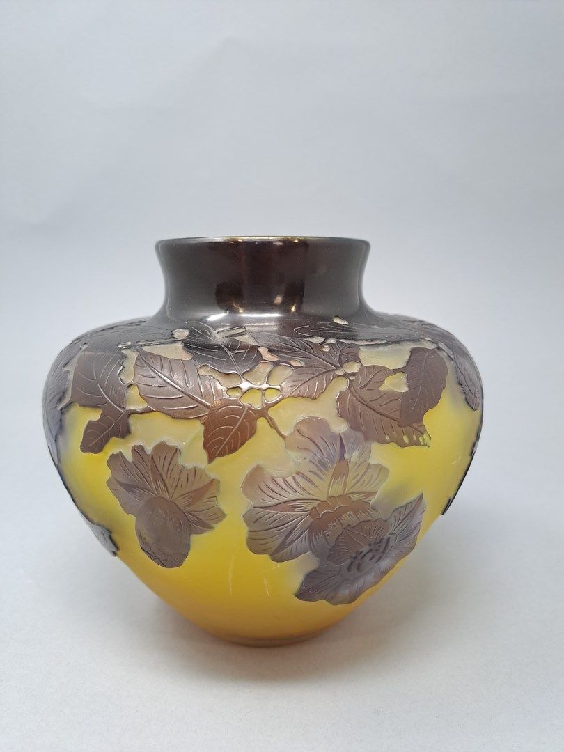 Null GALLE（在味道）。

模制玻璃球花瓶，黄色背景，花和紫色叶子的装饰。

带有签名

H.14厘米