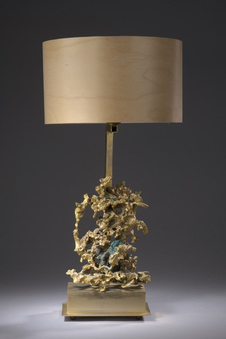 Null 克劳德-维克多-博尔茨（生于1937年）

青铜镀金台灯，带绿色水晶。 四角形底座上的方形管状轴。木头形状的圆形灯罩。

青铜器上有签名，位于巴黎。
&hellip;