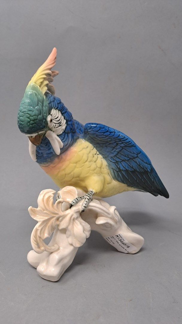Null Karl ENS Gruppe aus mehrfarbig emailliertem Porzellan, die einen Papagei da&hellip;