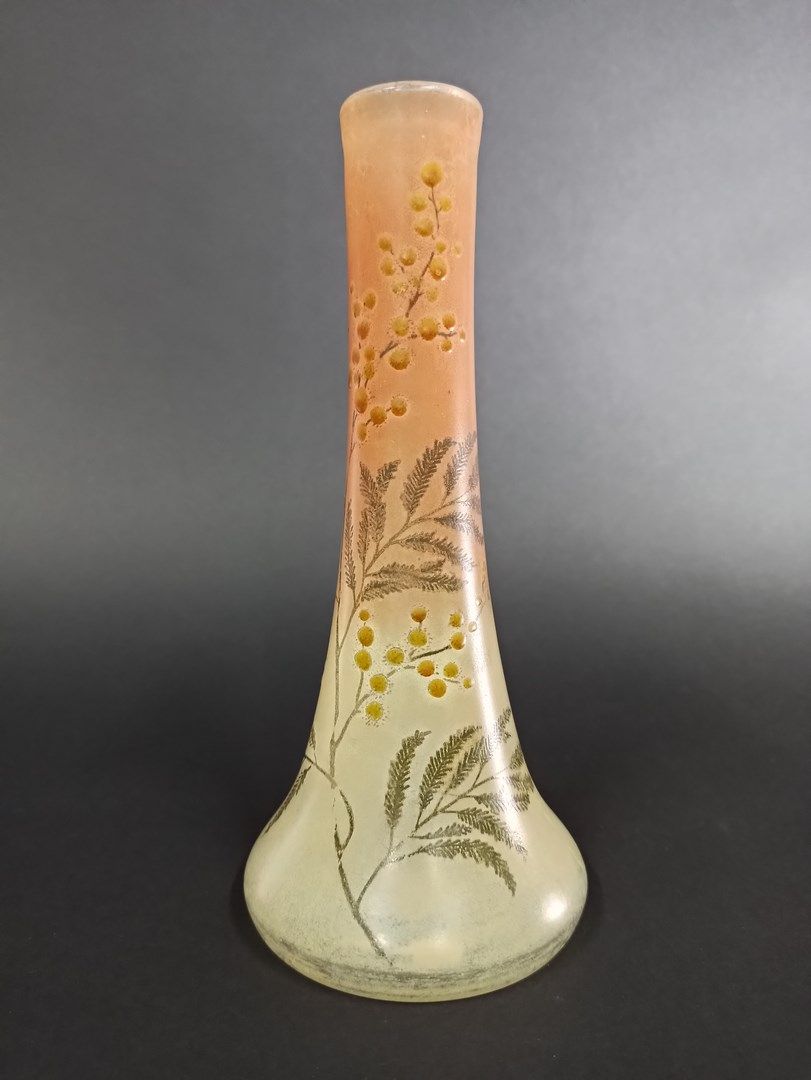 Null 法国的工作

白色玻璃花瓶，在黄橙色的背景上有多色珐琅装饰的含羞草。

没有签名的痕迹。

高21.5厘米